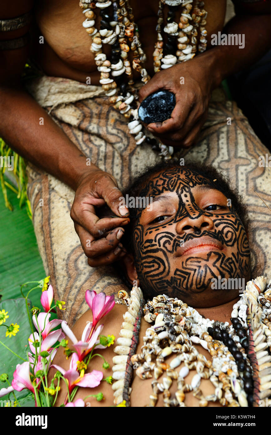 Korafe tribù, ragazza è tradizionalmente tatuato sulla faccia, tufi, Papua Nuova Guinea Foto Stock