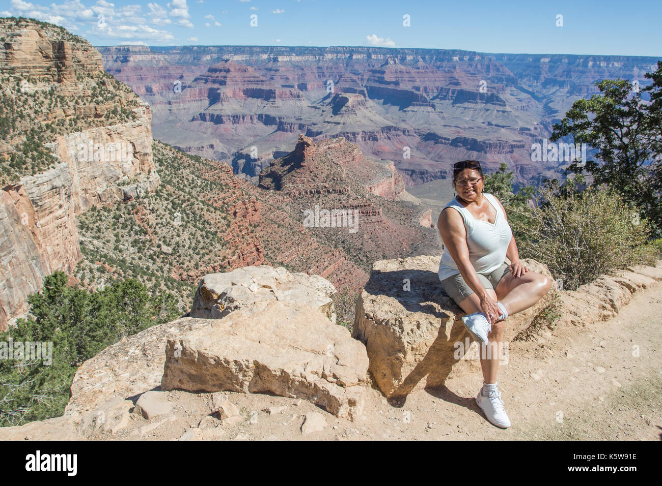 Donna asiatica orgogliosamente in posa sul bright angel trail, del Grand Canyon Foto Stock