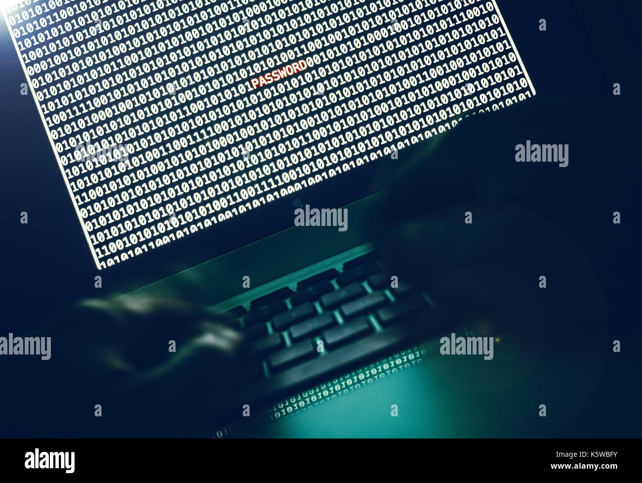 Computer hacker di internet, il codice binario su uno schermo del notebook Foto Stock