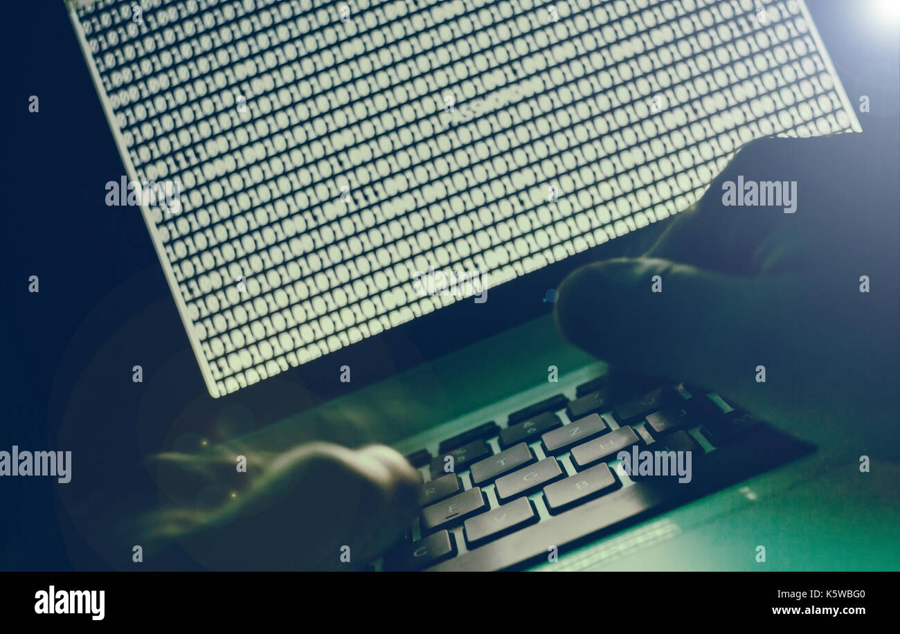 Computer hacker di internet, il codice binario su uno schermo del notebook Foto Stock