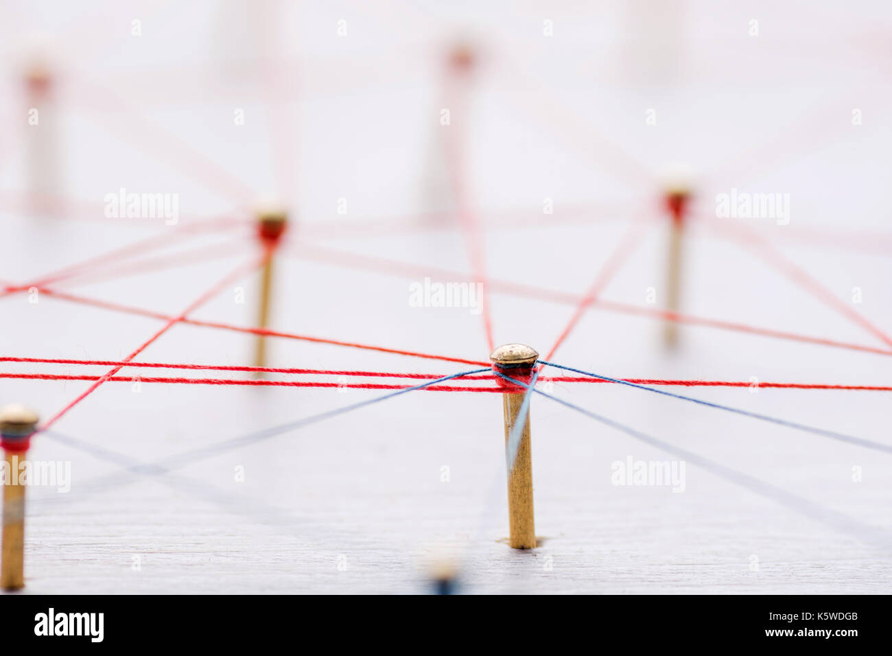 Sfondo. concetto astratto di rete, social media, internet, il lavoro di squadra, comunicazione. chiodi legati insieme mediante filettature. Foto Stock