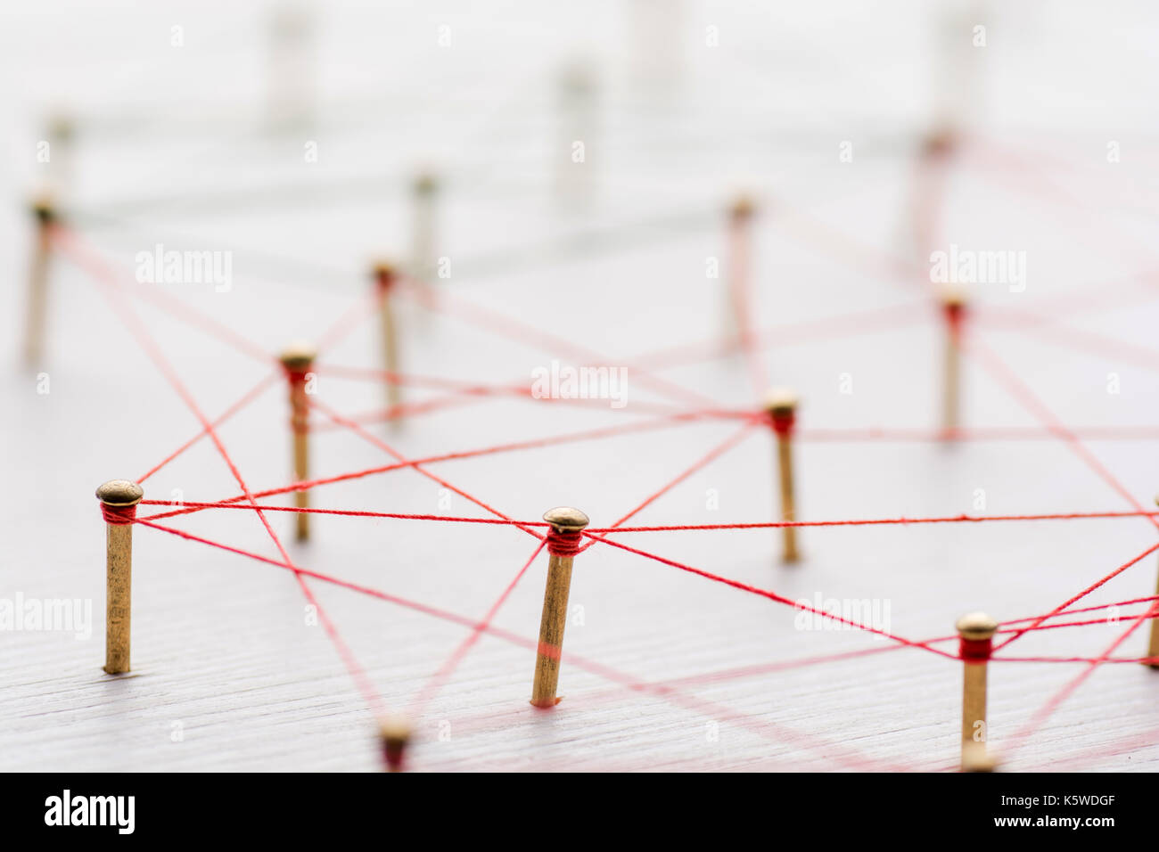 Sfondo. concetto astratto di rete, social media, internet, il lavoro di squadra, comunicazione. chiodi legati insieme mediante filettature. Foto Stock