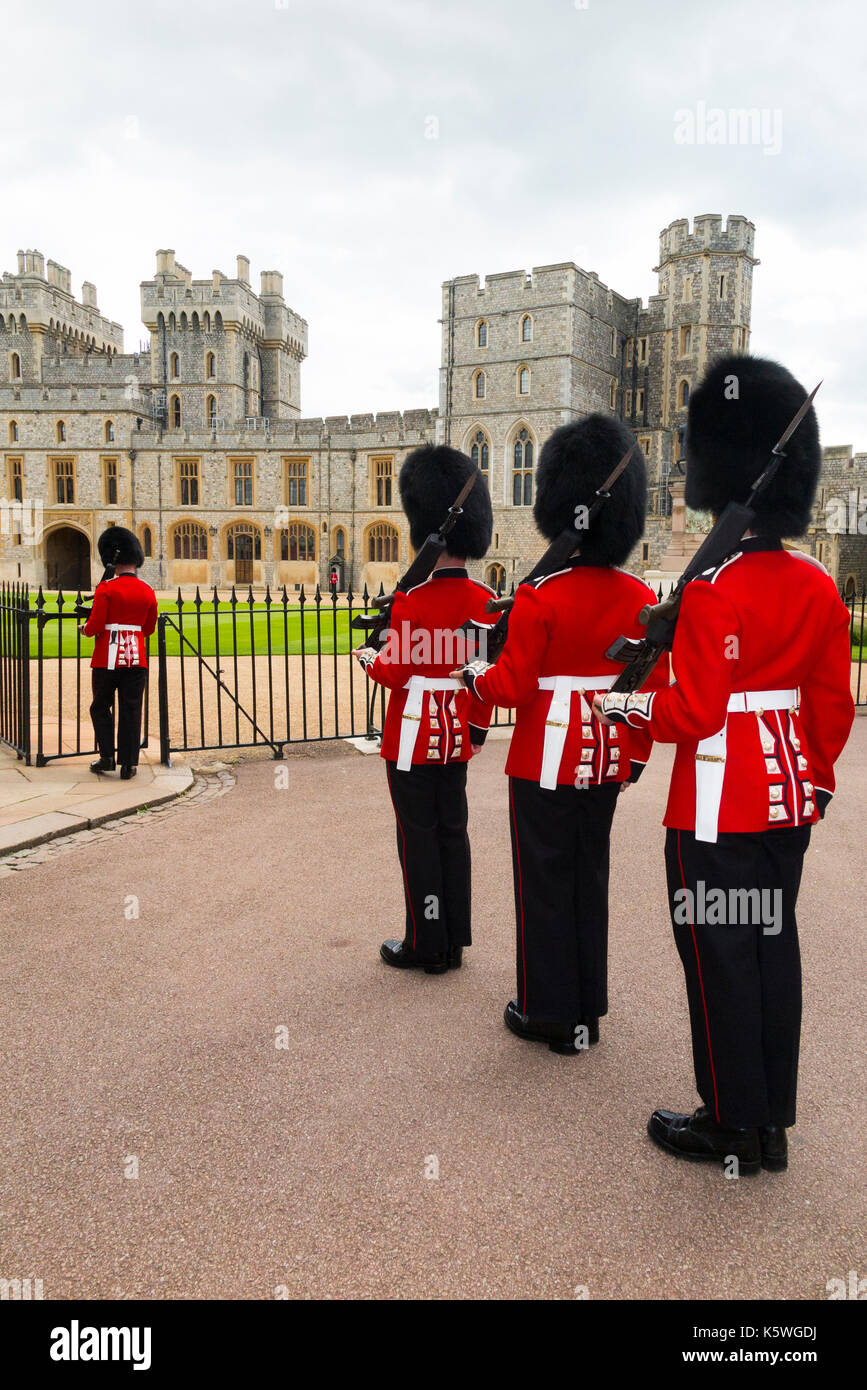 I soldati dell'Esercito britannico / Windsor Castle Guard ( 7 Società guardie Coldstream ) indossando il tradizionale rosso uniforme e Bearskin hat / Bearskins. (90) Foto Stock