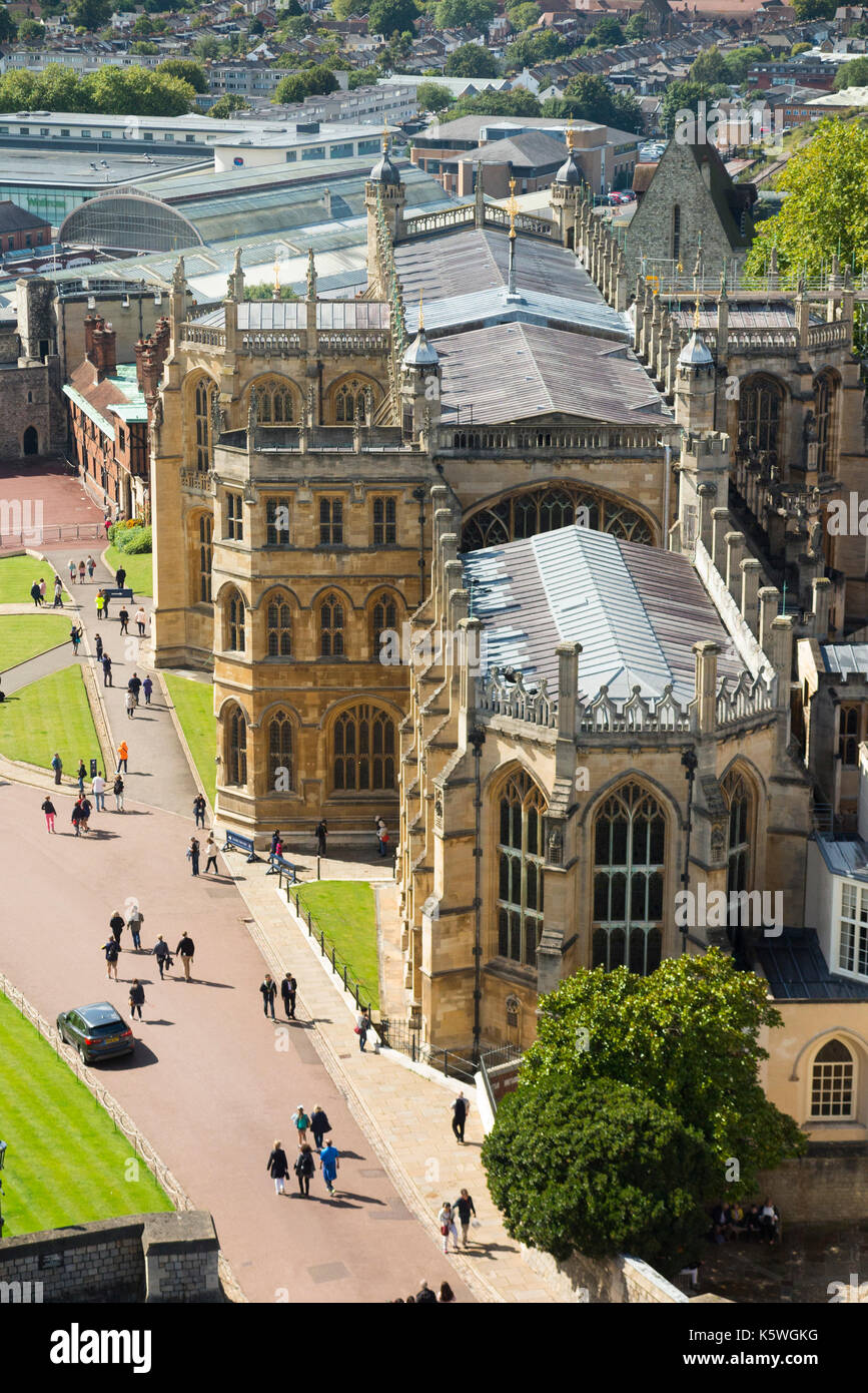 Vista del reparto inferiore del Castello di Windsor tra cui Saint Georges Chapel incluse le sue mura difensive e torri, e l'alloggio. Windsor, Regno Unito. (90) Foto Stock