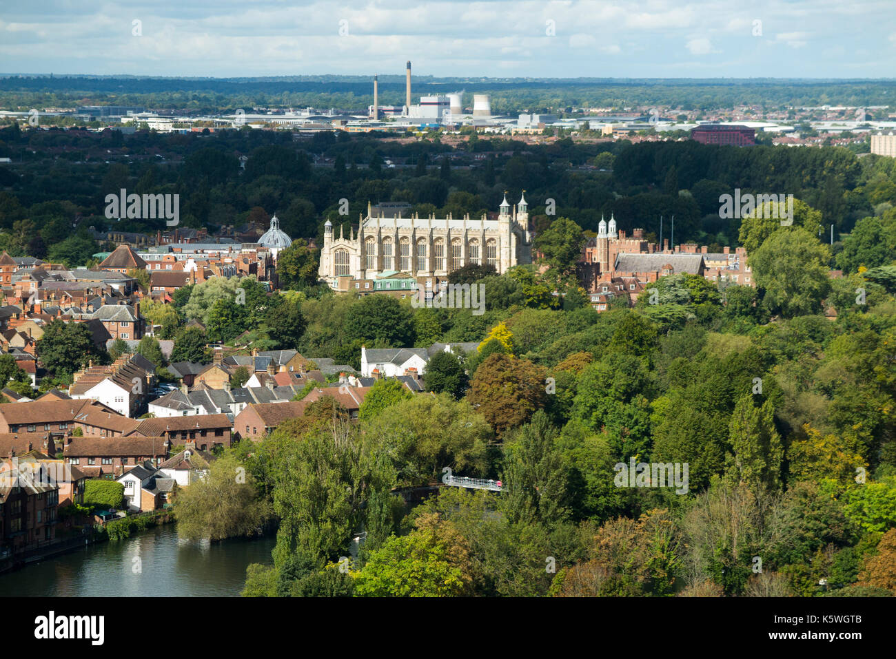 Vista storica da una posizione elevata della Cappella di Eton (nel centro della cornice) e dell'Eton College. Slough trading estate è in distanza. REGNO UNITO. La telecamera è posizionata a Windsor, in modo che gli alberi in primo piano siano gli alberi di Windsor Foto Stock