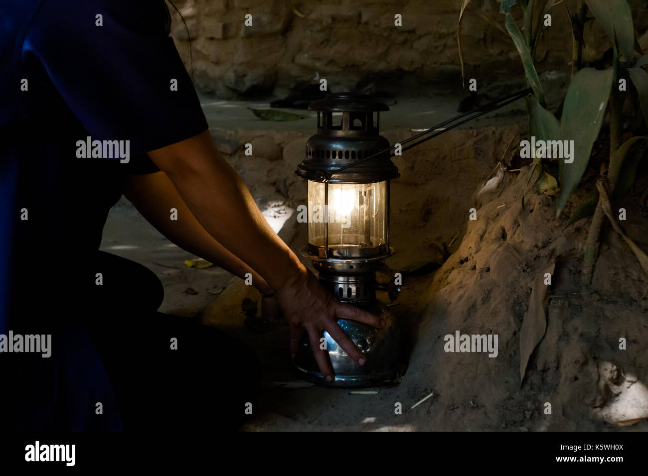 Bella grotta di Lod in soppong vicino al pai turistico villaggio pieno di roccia. accensione lampada tradizionale nella grotta di lod Foto Stock