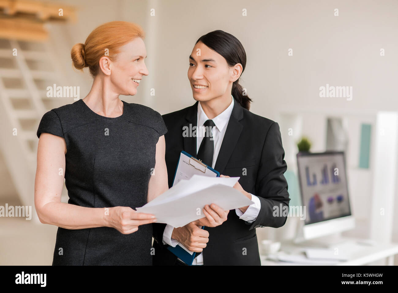 Consultazione con un collega Foto Stock