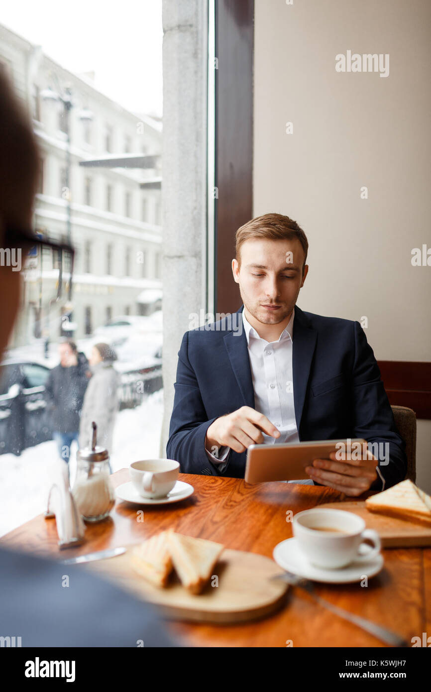 Lavorando su progetto on line Foto Stock