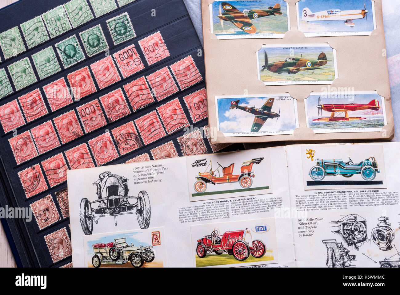 Francobolli e schede di sigaretta, la raccolta. Ricordi nostalgia. Foto Stock
