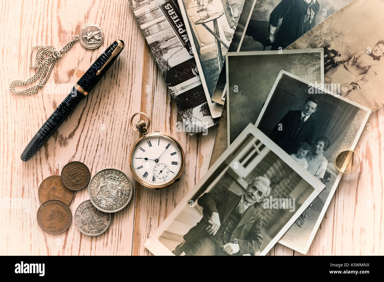 Vecchie fotografie della famiglia e alcuni oggetti da collezione. Nostalgia, ricordi. Foto Stock