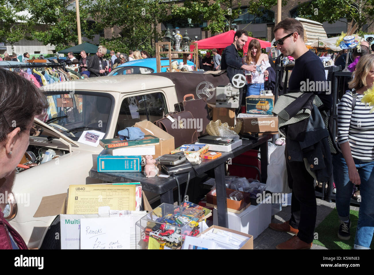 King's Cross classic car boot vendita. Moda vintage, articoli per la casa e gli accessori in vendita oltre alle classiche di autoveicoli, King's Cross, London, Regno Unito Foto Stock