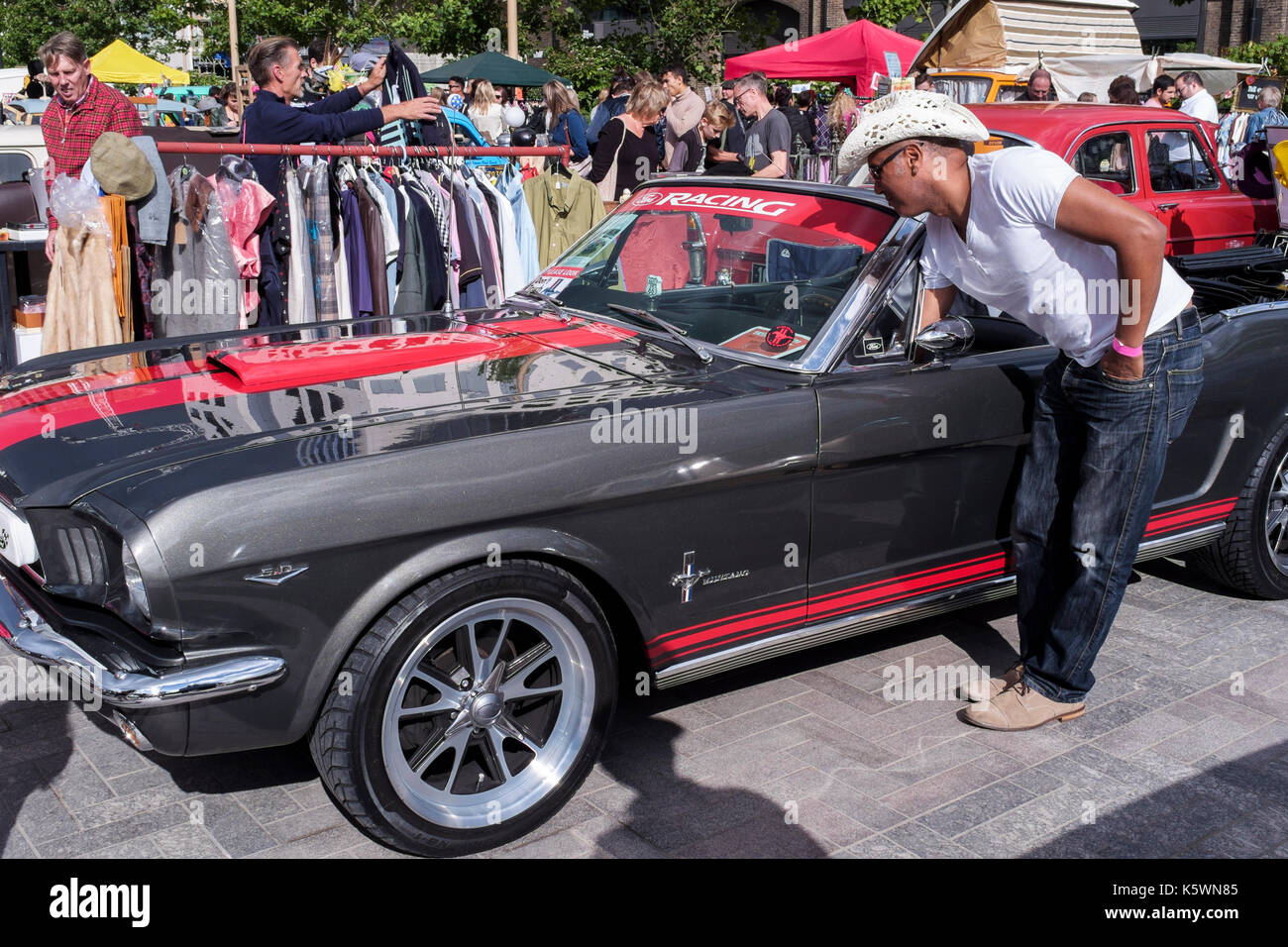 King's Cross classic car boot vendita. Moda vintage, articoli per la casa e gli accessori in vendita oltre alle classiche di autoveicoli, King's Cross, London, Regno Unito Foto Stock