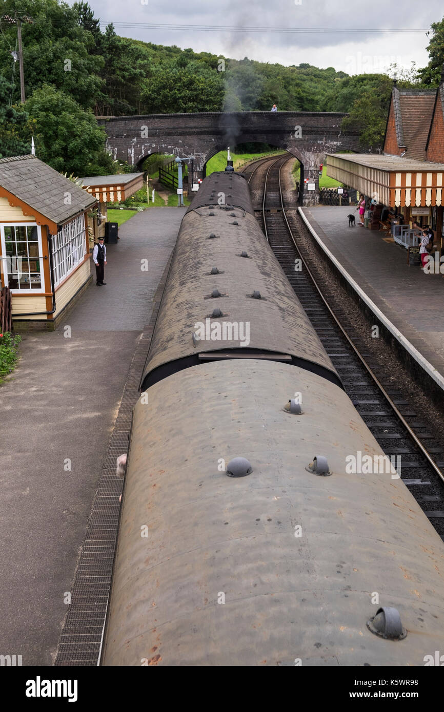 Vista aerea di Y14 locomotiva a vapore tirando fuori della stazione di Weybourne, North Norfolk ferroviarie, stazione ferroviaria, England, Regno Unito Foto Stock