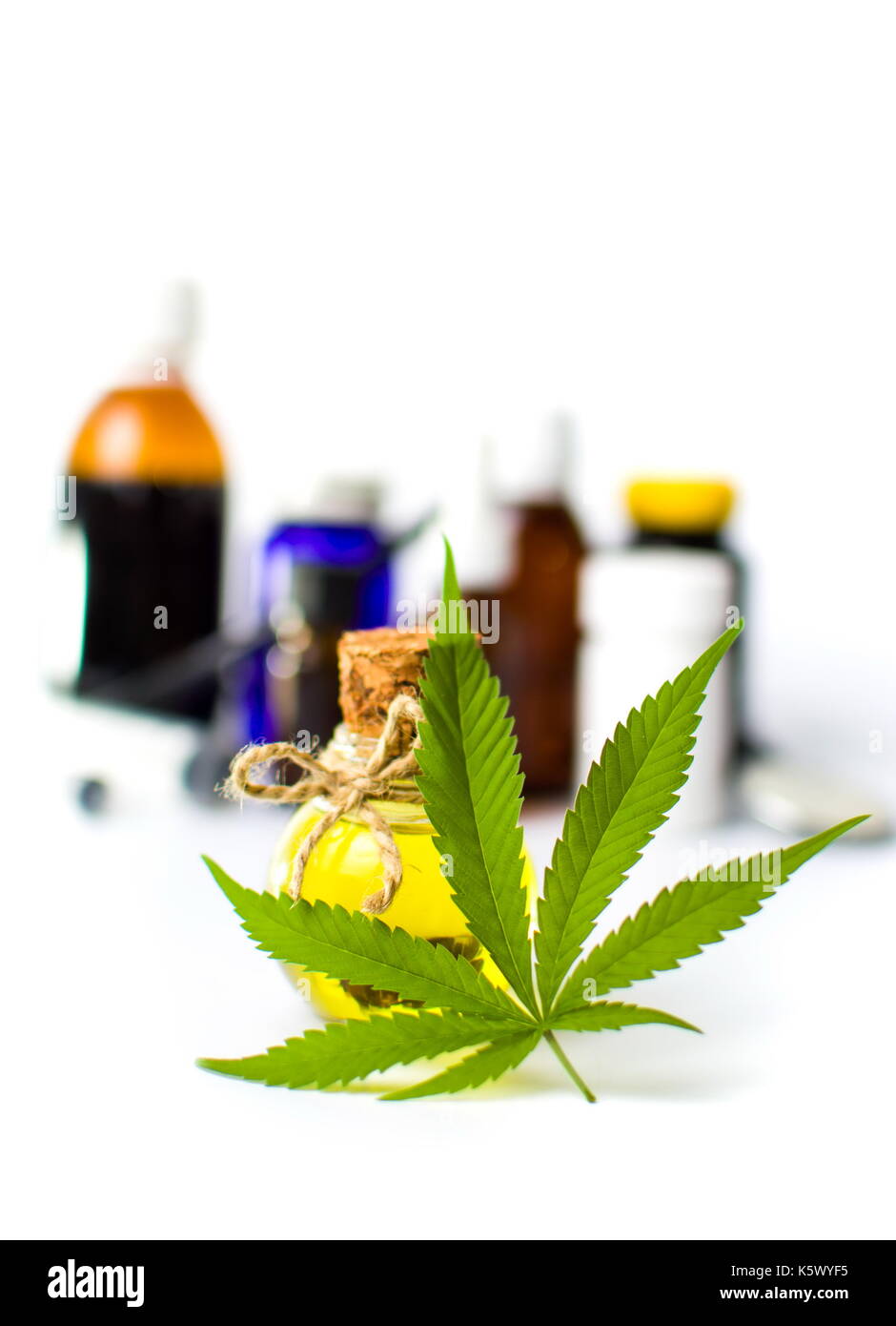 Foglia di marijuana e olio di cannabis bottiglie isolato su bianco Foto Stock