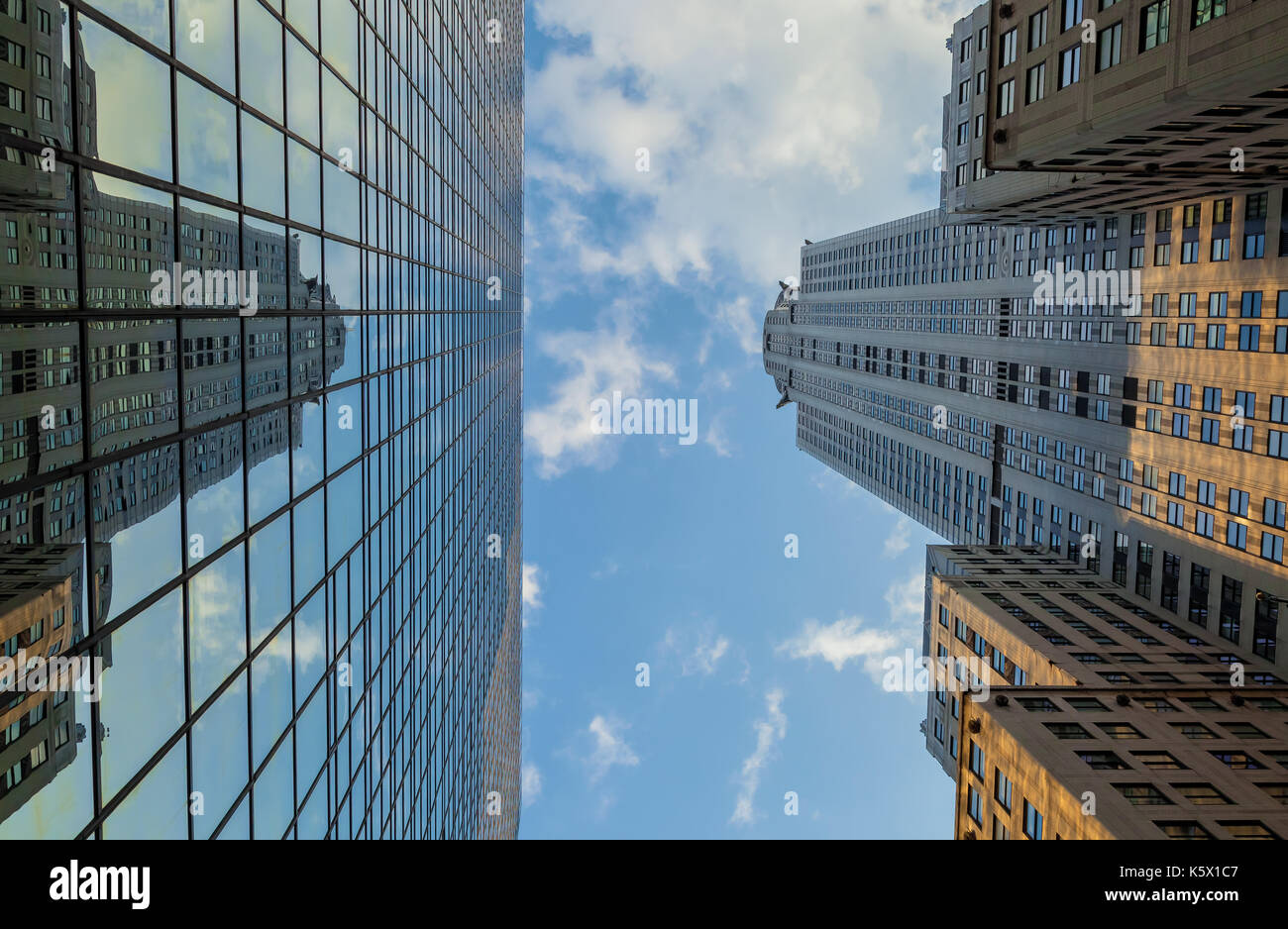 L'iconico Chrysler building e la sua riflessione sul vetro della finestra, la città di new york, new york. Foto Stock L'iconico Chrysler building e la sua riflessione sul vetro della finestra, la città di new york, new york. Foto Stock