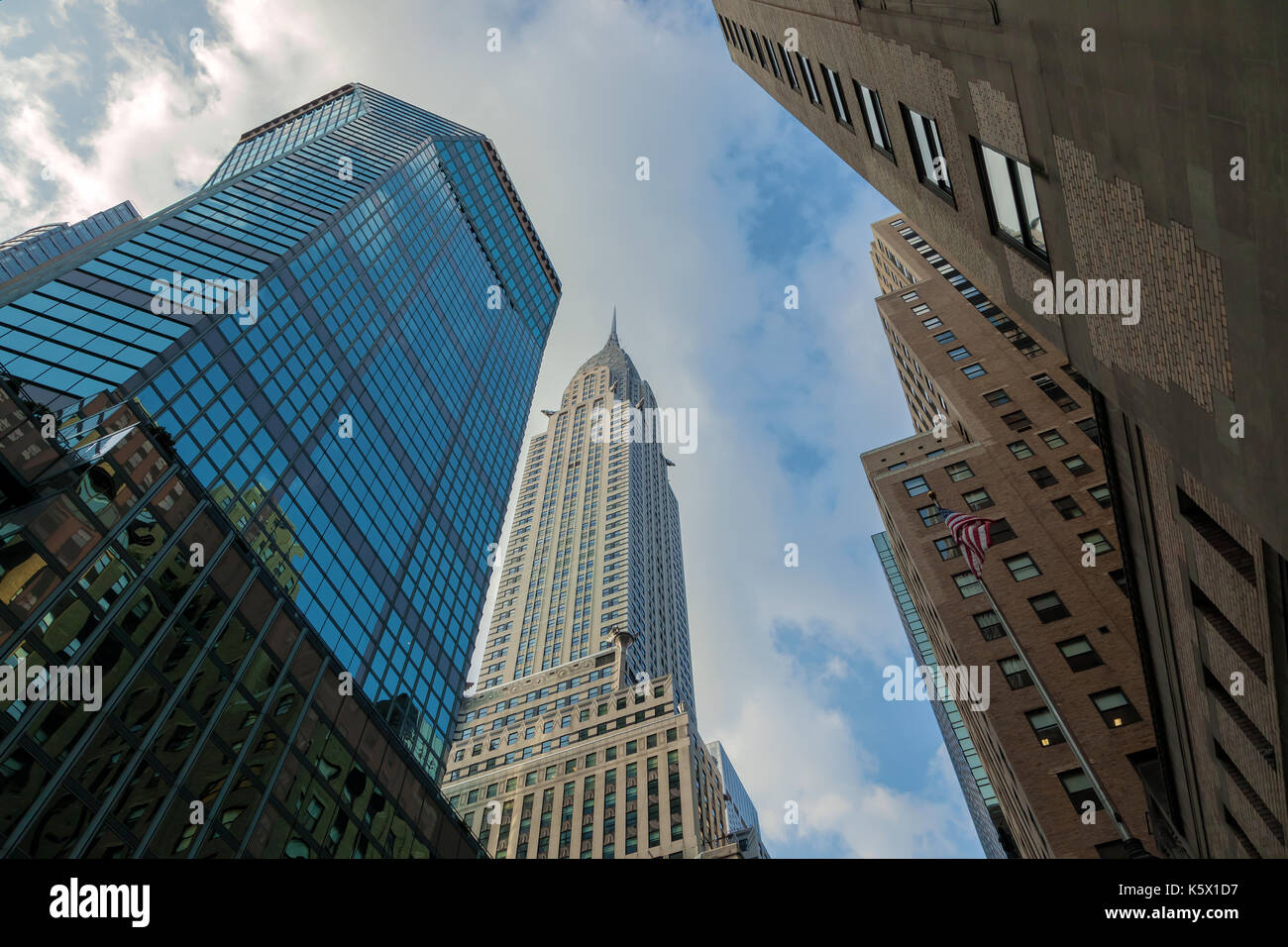 Vista del Chrysler building in corrispondenza di un angolo alto, new york new york Foto Stock Vista del Chrysler building in corrispondenza di un angolo alto, new york new york Foto Stock