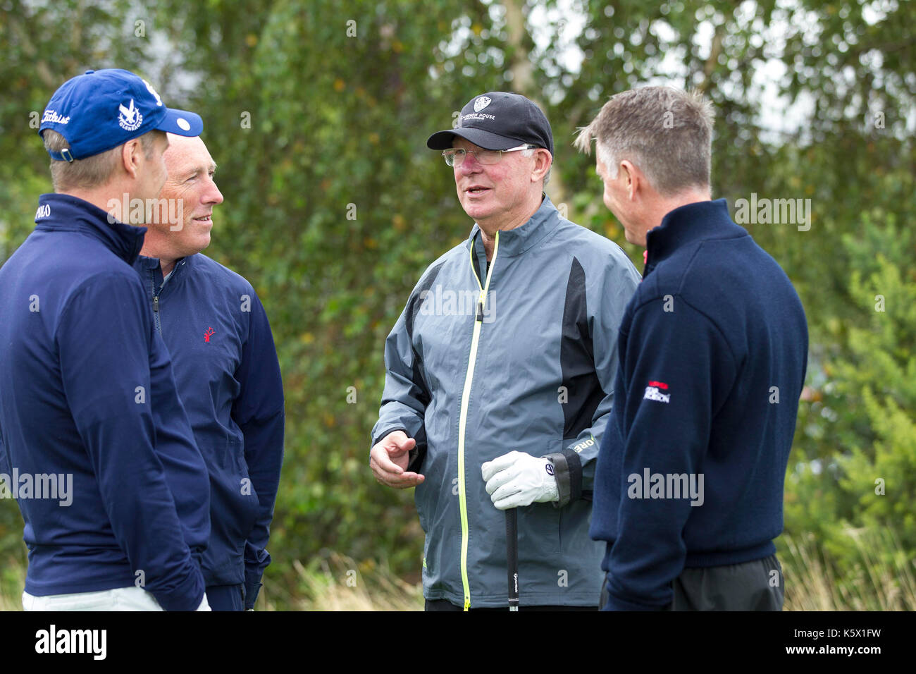 Il sir Alex Ferguson giocando a golf Foto Stock