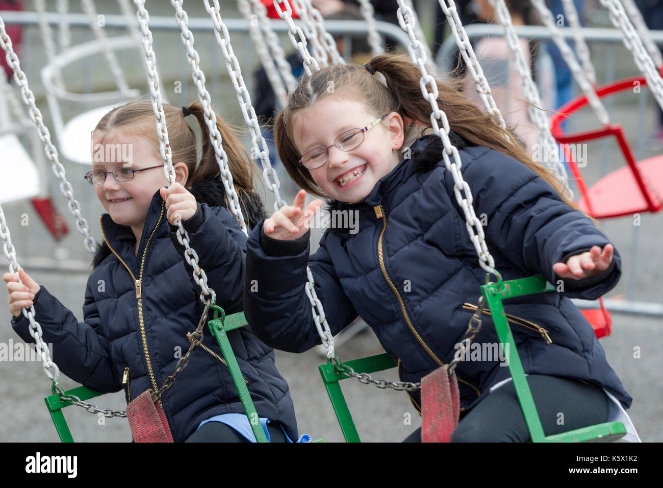 Bambini che giocano su Merry Go Round Foto Stock