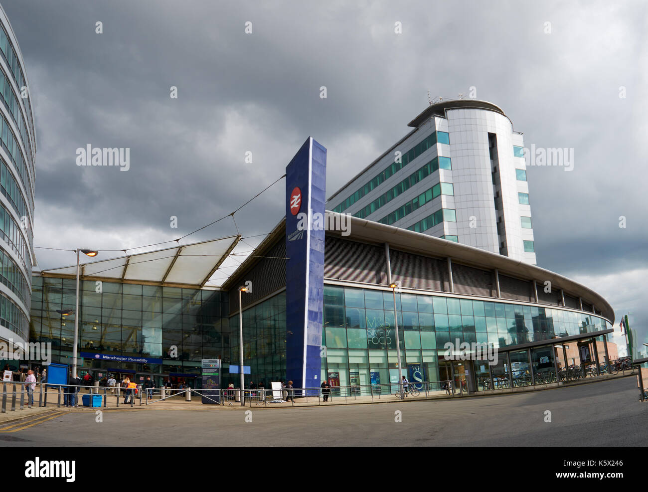 MANCHESTER, Regno Unito - 23 agosto 2017: stazione di Piccadilly a Manchester, UK. Più di 18 milioni di passeggeri utilizzata la stazione nel 2016. Foto Stock