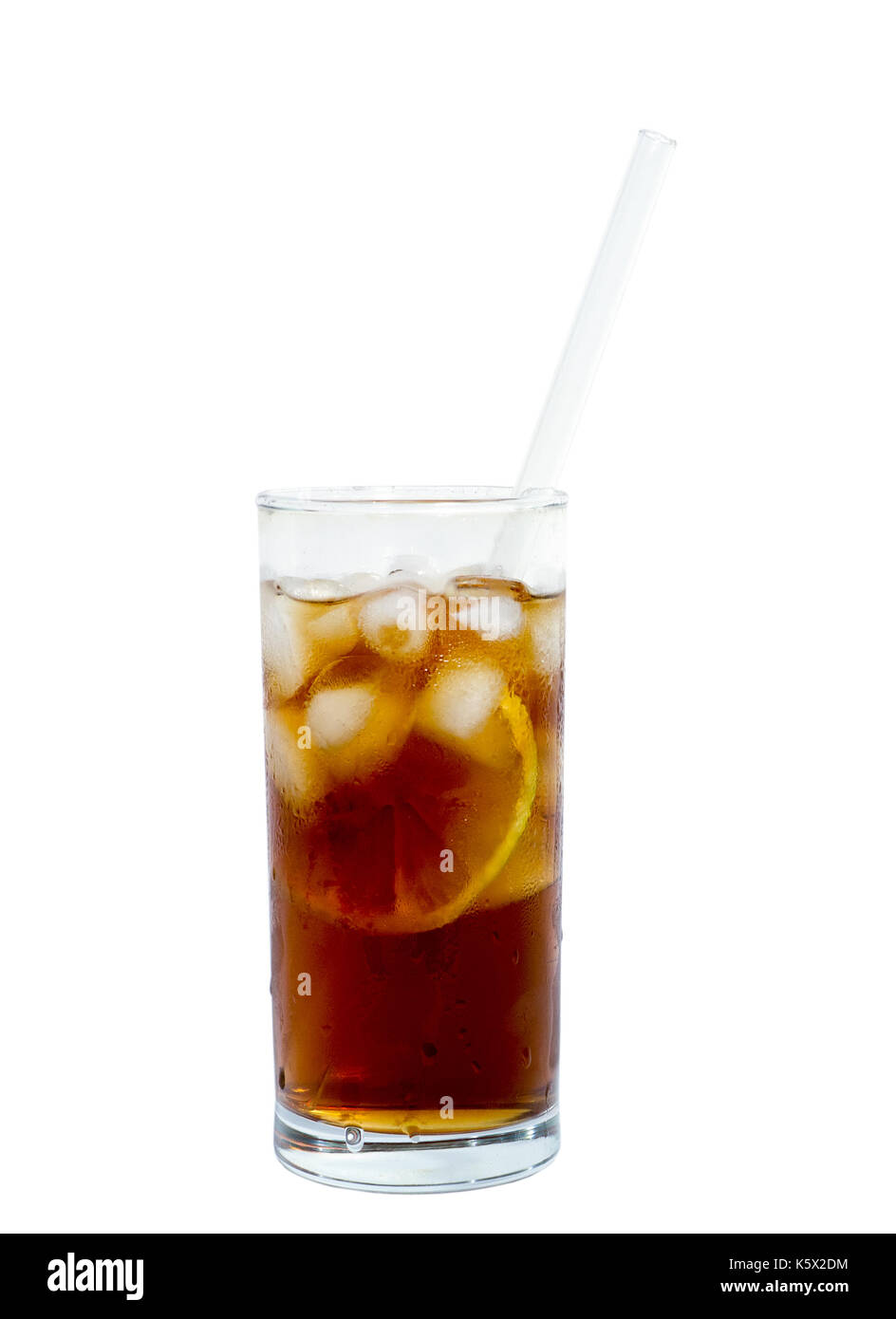 Bicchiere di cocktail o tè con vetro cannuccia, ghiaccio e limone isolato su bianco. oggetto; bevanda. Foto Stock