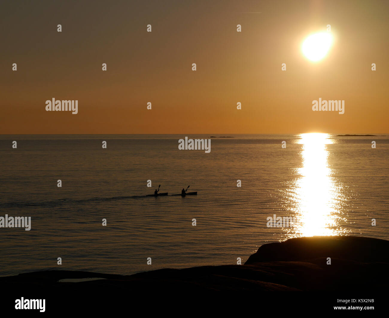 Due persone che si addormentato in kayak nel tramonto. Ouyside di Hönö, Klåva, Goteborg, sulla costa occidentale della Svezia. Foto Stock