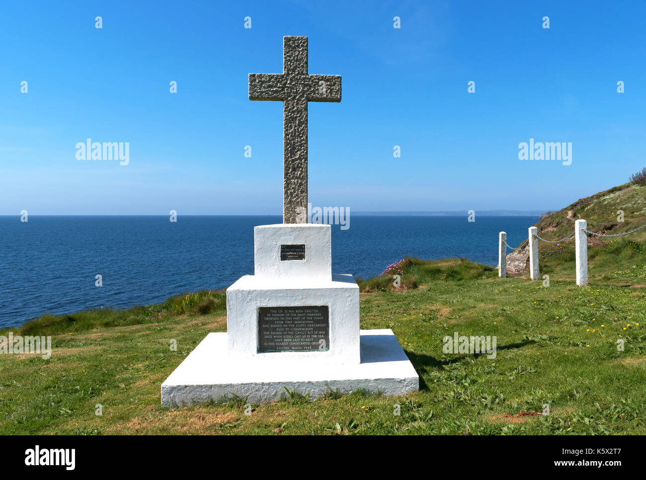 Croce commemorativa a porthleven in memoria di sconosciuti marinai annegati in mare, anche per commemorare la " grylls Act " del 1808. Foto Stock