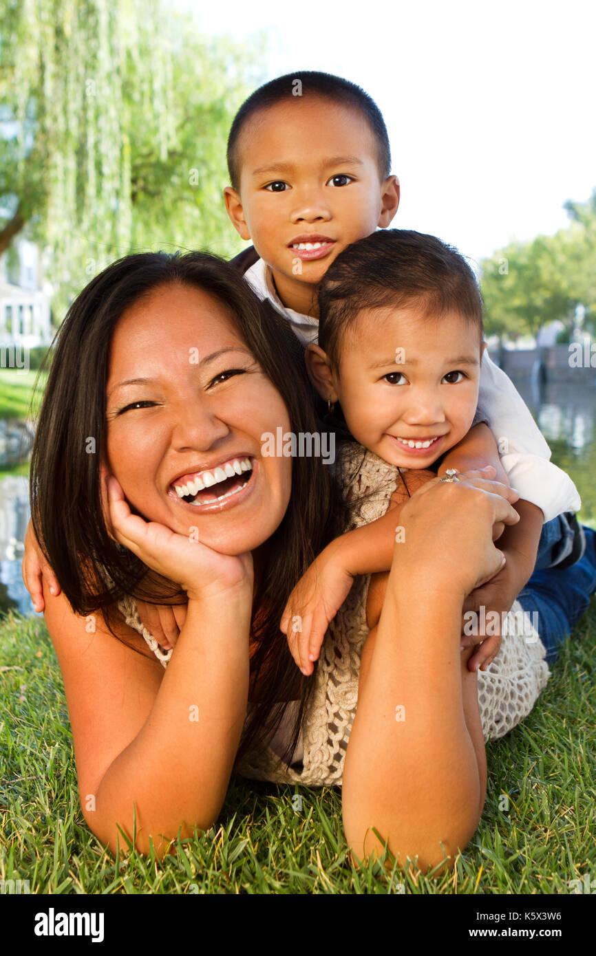 Asian madre e i suoi bambini. Foto Stock