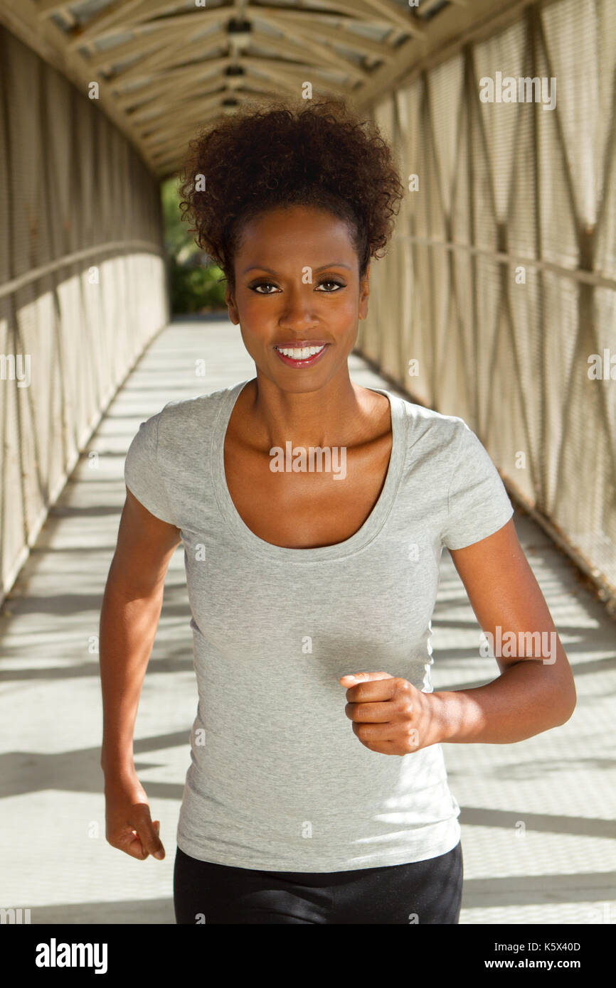 African American donna esercizio. Foto Stock