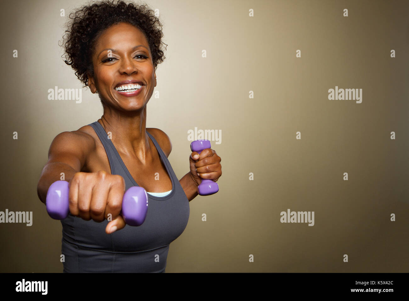 African American donna sollevamento pesi. Foto Stock