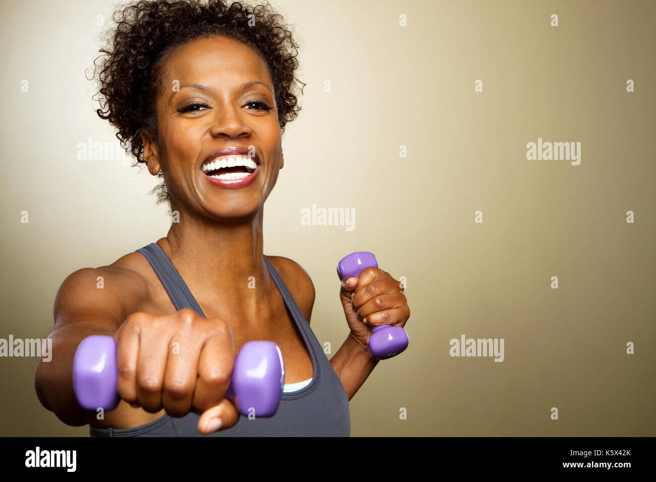 African American donna sollevamento pesi. Foto Stock