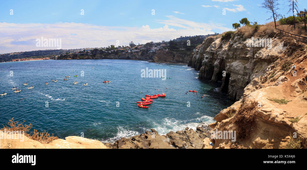 Kayak vicino grotte costiere a la Jolla cove nella California del sud in estate in una giornata di sole Foto Stock