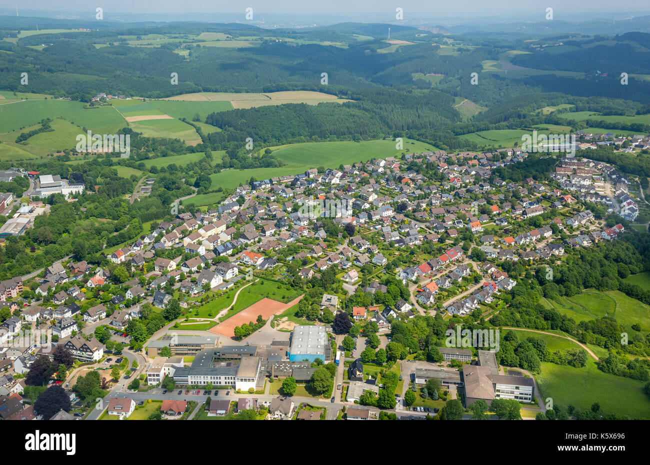 Scuola principale di Breckerfeld e nuova area edile di Epscheider Straße, Breckerfeld, Bergisches Land, Renania Settentrionale-Vestfalia, Germania, Europa, vista aerea, A. Foto Stock