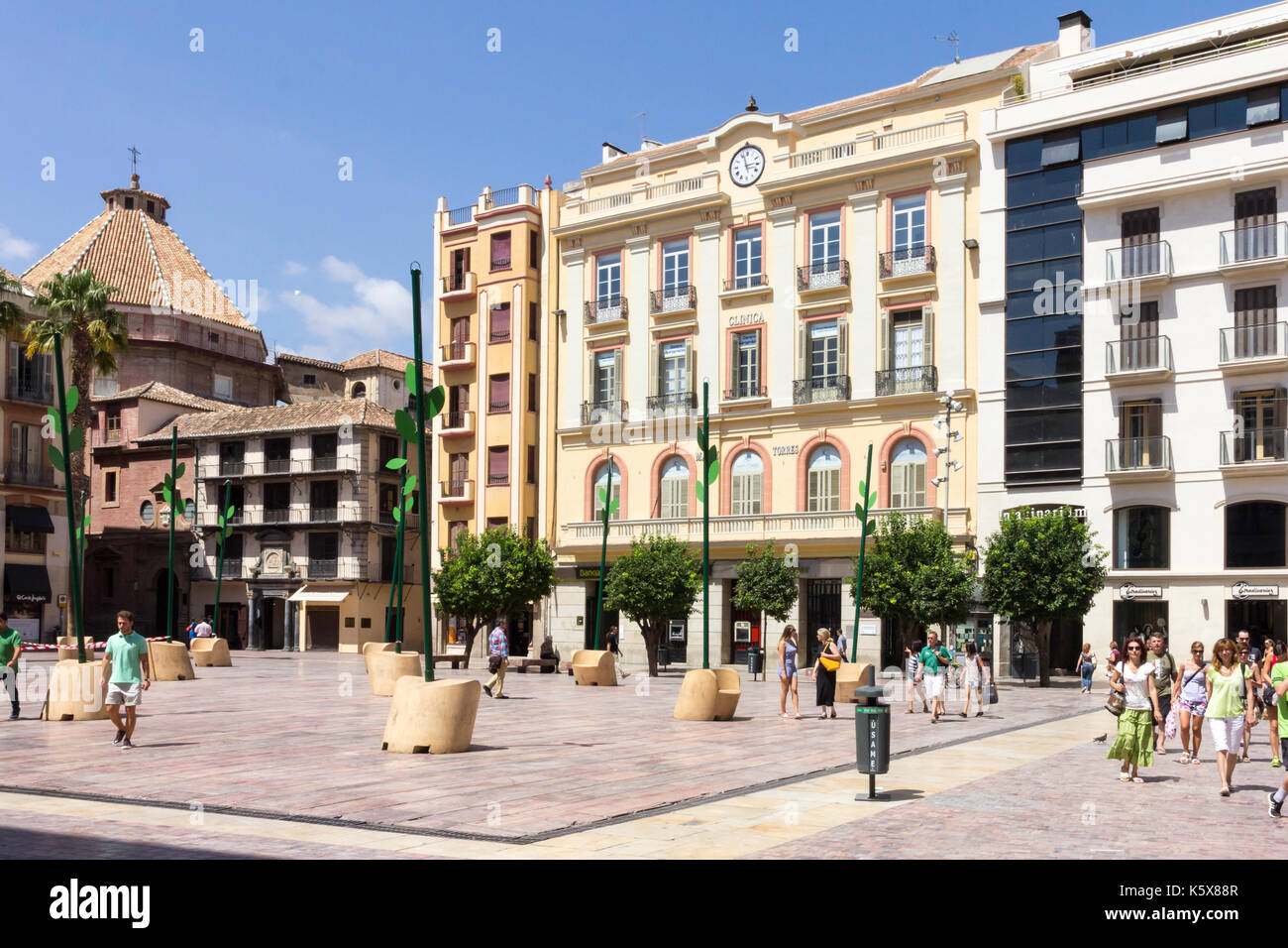 Le persone che attraversano la Plaza de la Constitucion, Malaga, Spagna Foto Stock