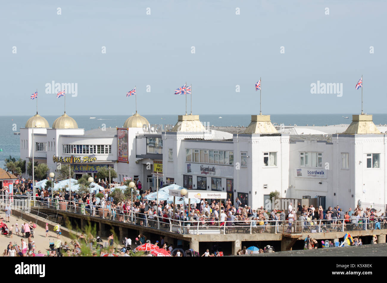 Clacton ESSEX REGNO UNITO -25 agosto 2017: grande folla sulla parte anteriore di clacton pier per airshow di Foto Stock