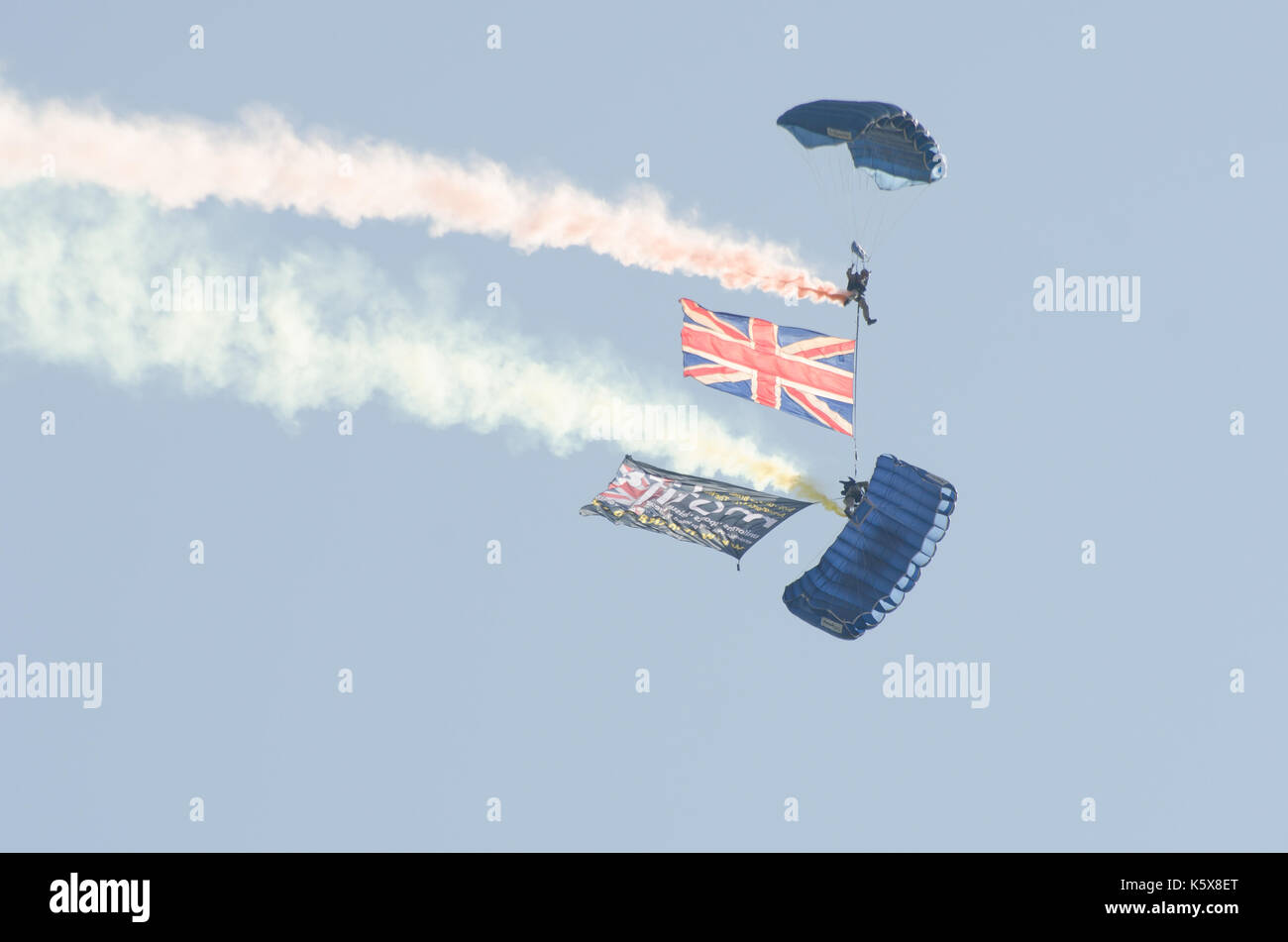 Clacton ESSEX REGNO UNITO -25 agosto 2017: esercito britannico paracadutisti sopra clacton airshow libero Foto Stock