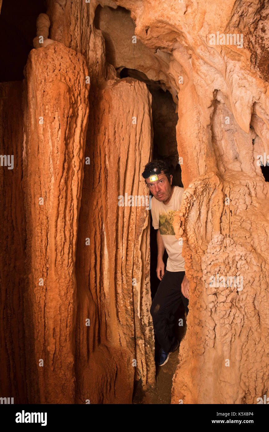 In turistica Mandresy grotta scavata nel tsingy dell'Ankarana massiccio, Madagascar Foto Stock