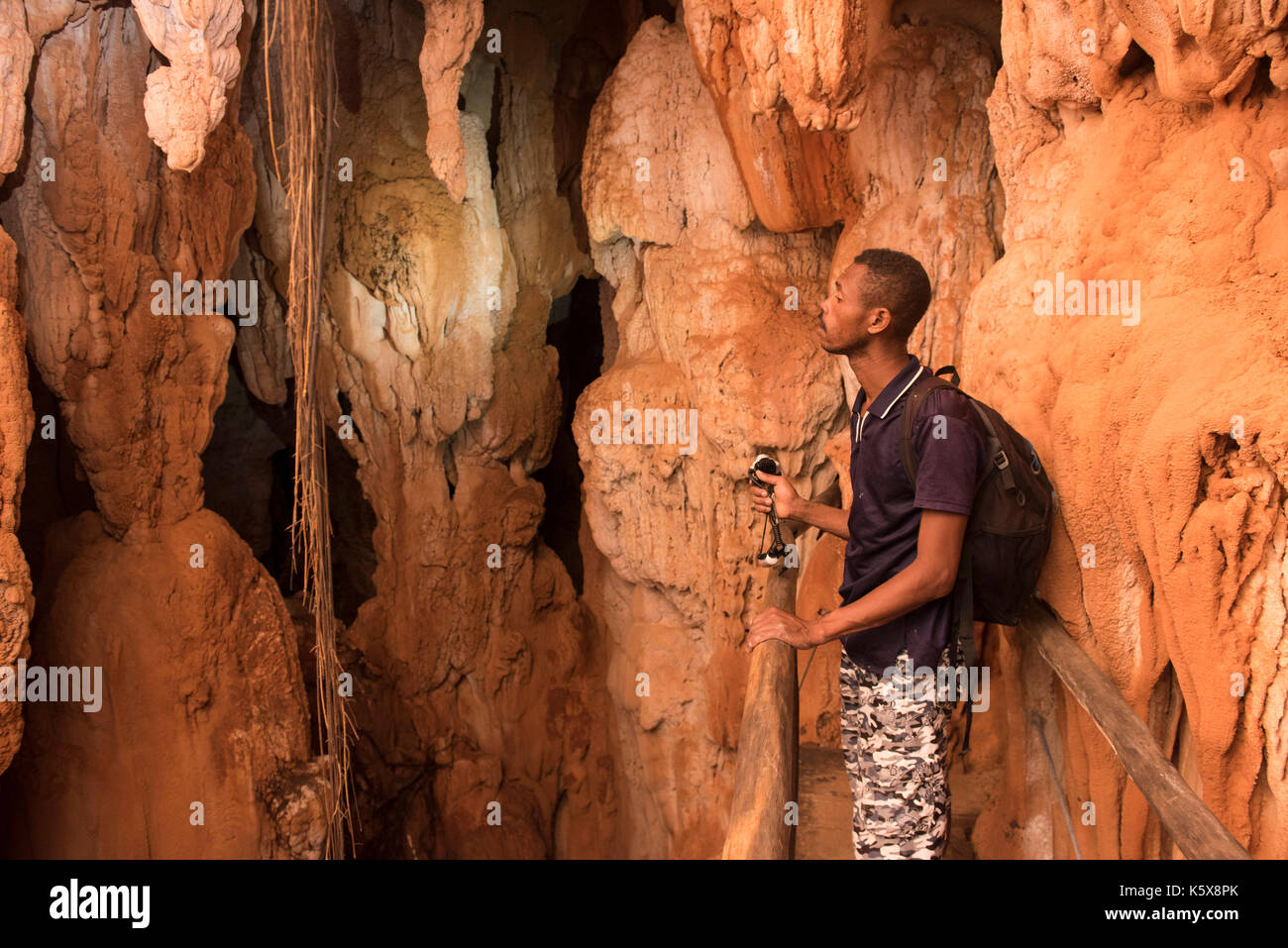 Guida locale in Mandresy grotta scavata nel tsingy dell'Ankarana massiccio, Madagascar Foto Stock