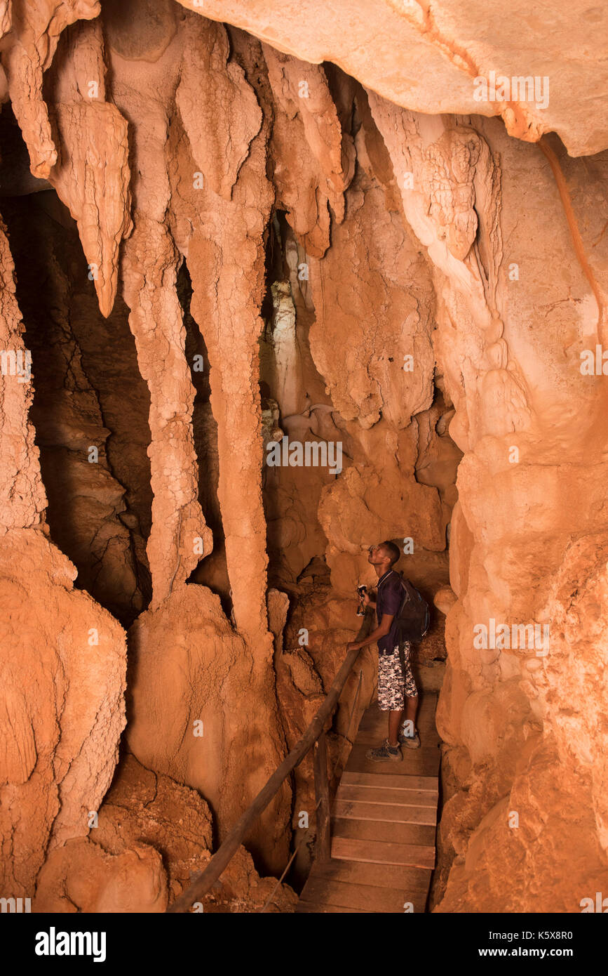 Mandresy grotta scavata nel tsingy dell'Ankarana massiccio, Madagascar Foto Stock