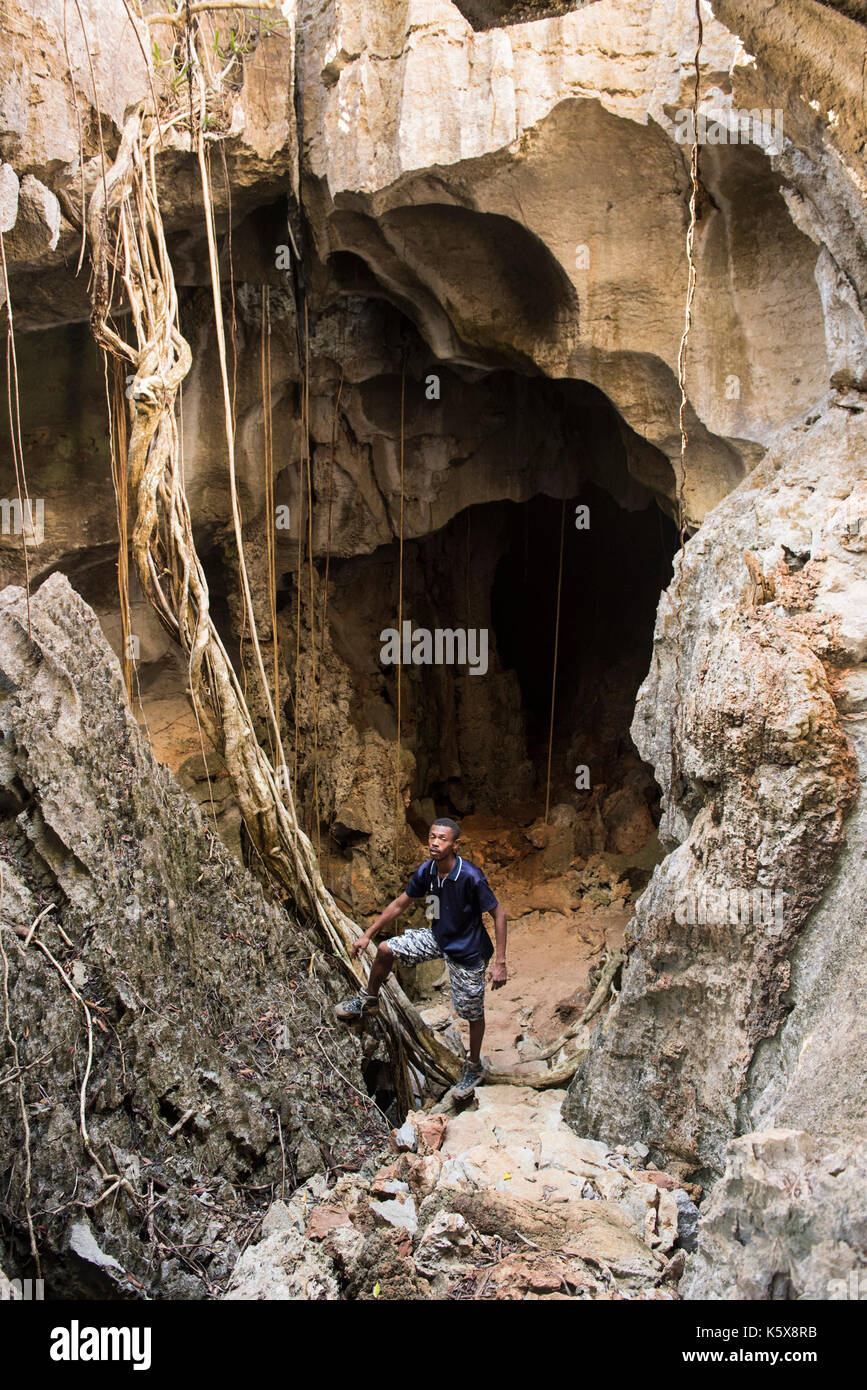 Guida locale in Mandresy grotta scavata nel tsingy dell'Ankarana massiccio, Madagascar Foto Stock