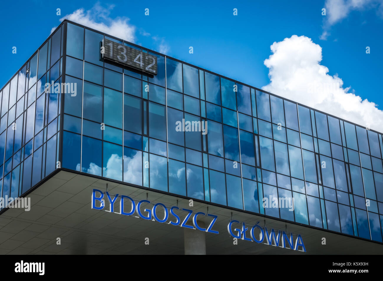 Bydgoszcz, Polonia - Agosto 2017 : la facciata della nuova refurbrished bydgoszcz glowna stazione ferroviaria edificio Foto Stock