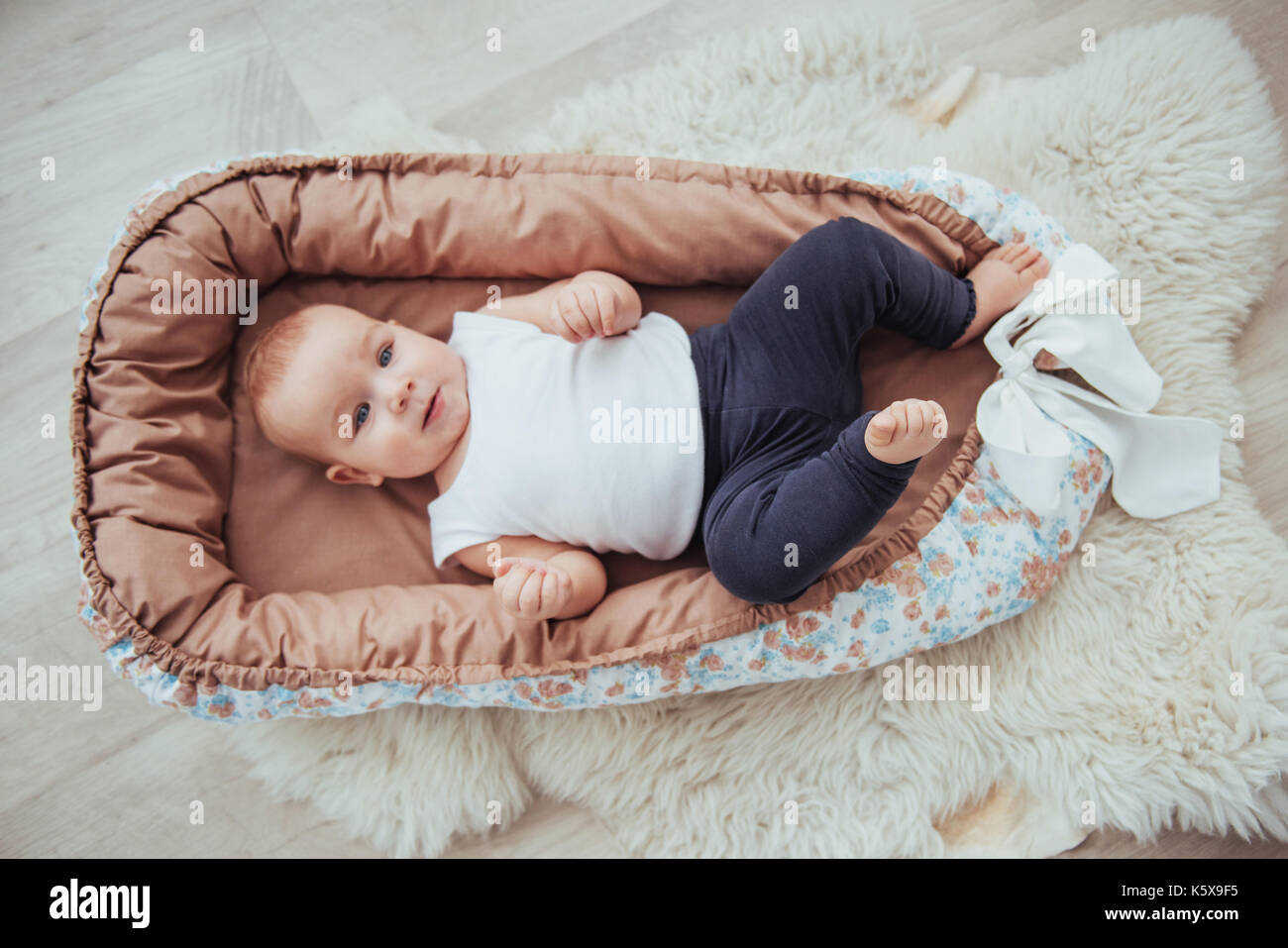 Biancheria da letto per bambini. il bambino dorme nel letto. un sano piccolo bambino subito dopo la nascita. Foto Stock