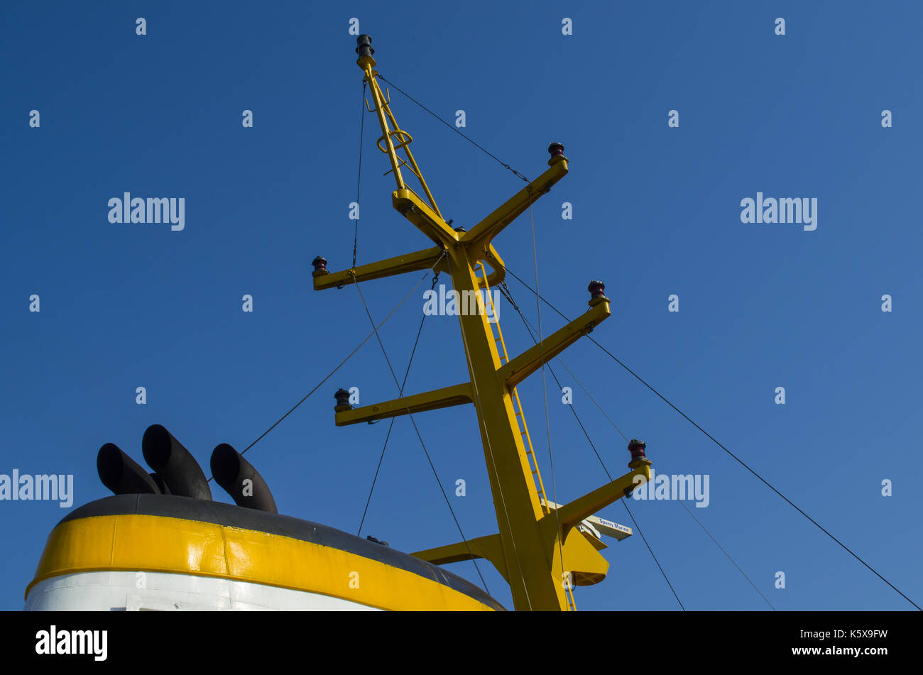 Il fumo dalla ciminiera di una nave passeggeri di grandi dimensioni Foto Stock