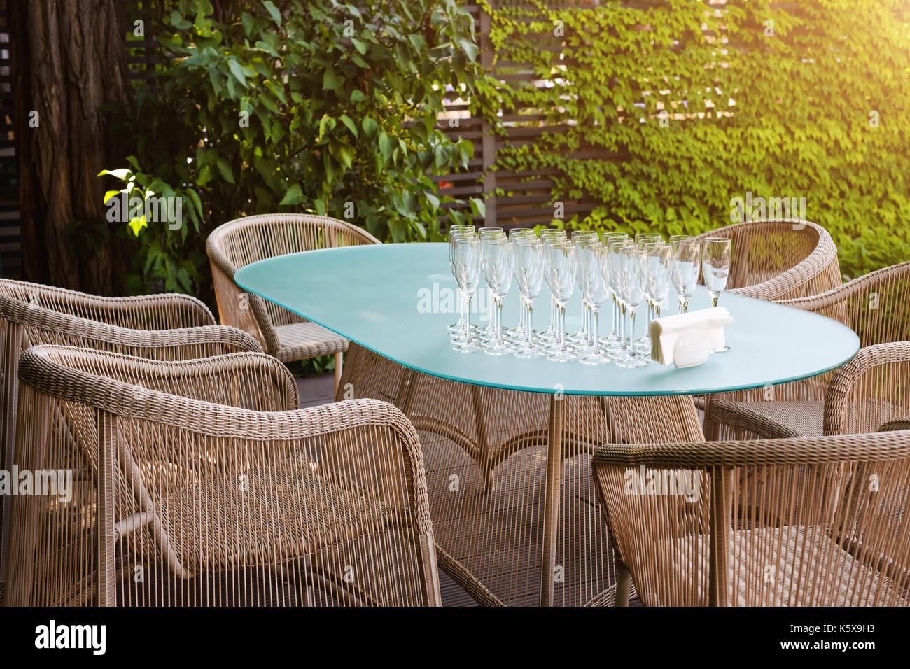 Poltrone in vimini e tavolo, moderni mobili da giardino accogliente spazio  per rilassarsi in giardino Foto stock - Alamy