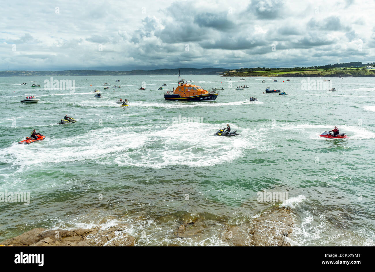 Moelfre scialuppa di salvataggio e scortando imbarcazione a moelfre scialuppa di salvataggio giorno 2017 evento su anglesey Foto Stock