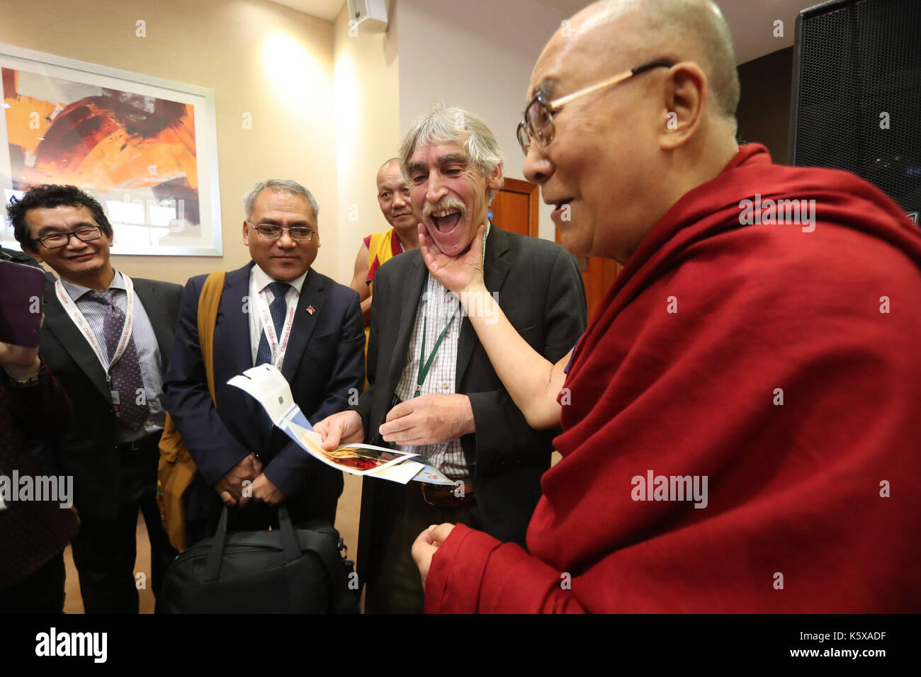 Il dalai lama condivide uno scherzo con il giornalista william graham presso il city hotel a Londonderry. Foto Stock