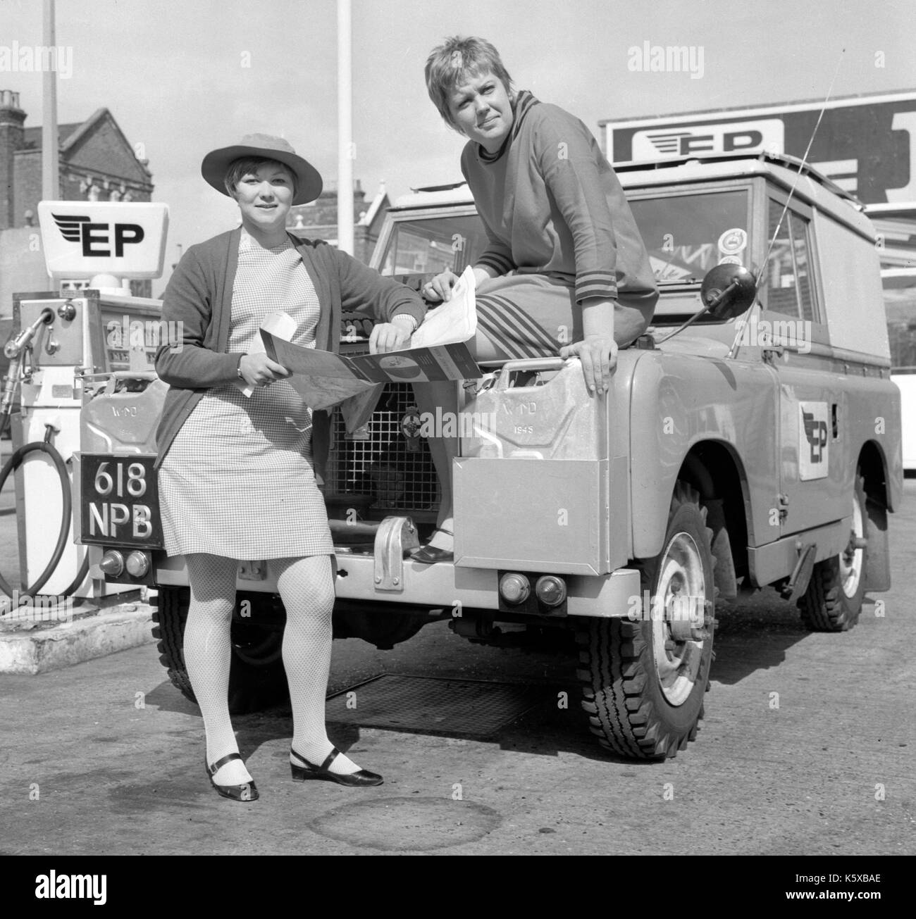 Due 25-anno-vecchio inglese ragazze, thomasina jones (l) e Jill oxley, appena prima di partire in un land rover dalla laytonstone sede della European Petroleum, Londra, per iniziare un 13.000-mile drive della durata di quattro mesi per Bangkok, capitale della Thailandia. Foto Stock