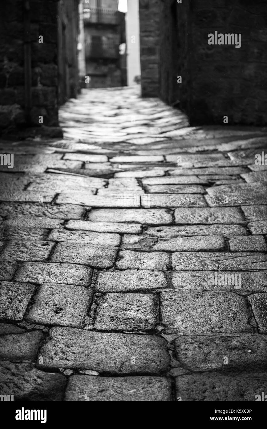Strada di ciottoli in un piccolo villaggio in italia Foto Stock