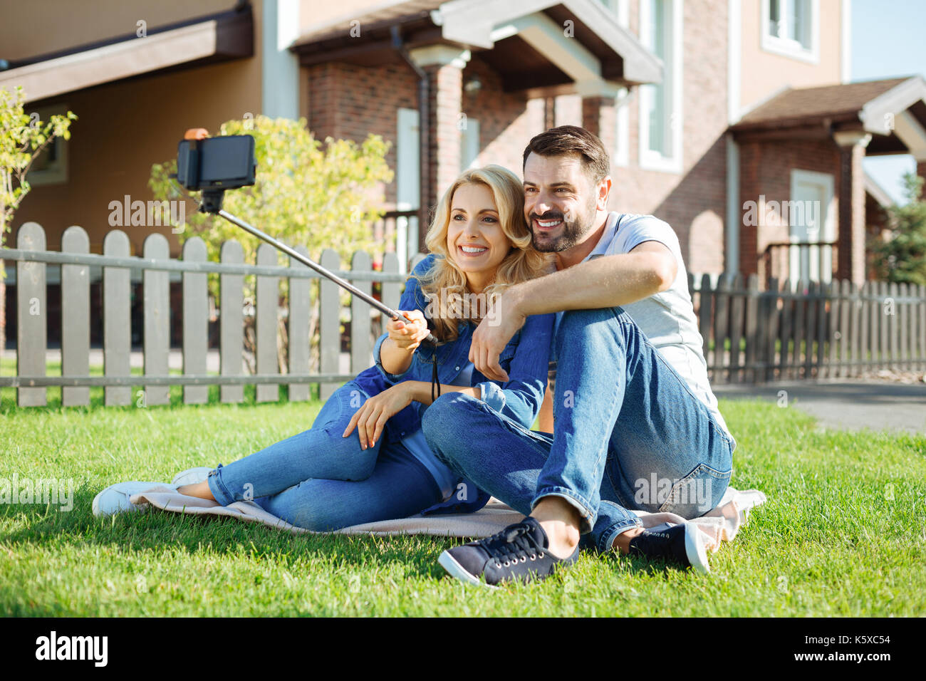 Coppia felice prendendo un selfie sul cortile picnic Foto Stock