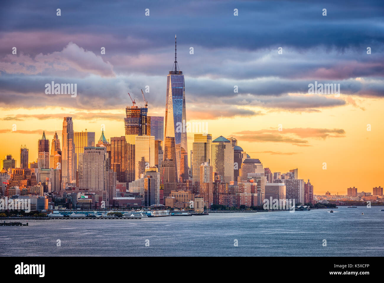 New York City financial district sul fiume Hudson all'alba. Foto Stock