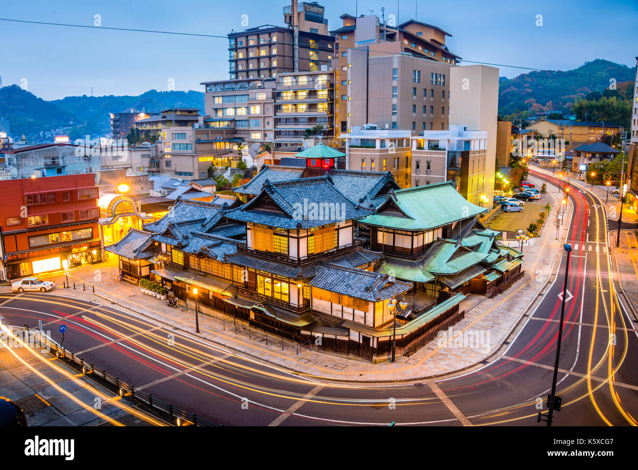 Matsuyama, Giappone skyline del centro a Dogo Onsen bath house. Foto Stock